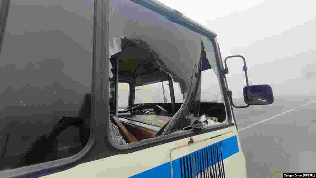 Разбитое стекло в полицейском автобусе. Алматы, 5 января 2022