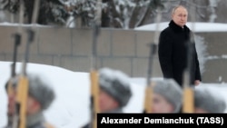 Владимир Путин во время церемонии возложения венка к монументу "Мать-Родина" на Пискаревском кладбище 27 января 2022 года.