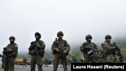 Военнослужащие сил KFOR в районе КПП "Яринье" на границе Сербии и Косова