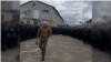 Кадр из видео, в котором человек, похожий на Евгения Пригожина, агитирует заключенных вступать в ряды "ЧВК Вагнера"