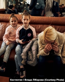 Мама и дети на вокзале в ожидании эвакуации. Фото Влады и Константина Либеровых