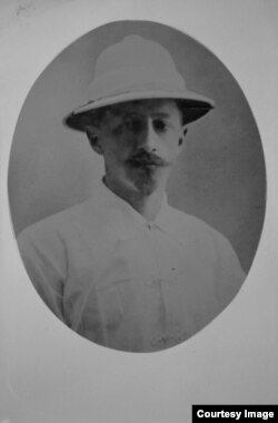 И. Бунин в пробковом шлеме. 1911