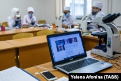 Студенты во время занятий в формате видеосвязи в медицинском институте