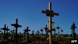Свежие могилы на кладбище в Мариуполе. 2 июня 2022 года