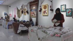 تعدادی از زنان تجارت پیشه که نمایشگاه صنایع دستی زنان را به هدف بازاریابی به محصولات و رشد فعالیت های تجارتی در کابل برگزار کرده بودند 