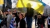Демонстрация в поддержку Украины в Афинах. Кадр из фильма "Мариуполь-Афины"