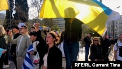 Демонстрация в поддержку Украины в Афинах. Кадр из фильма "Мариуполь-Афины"