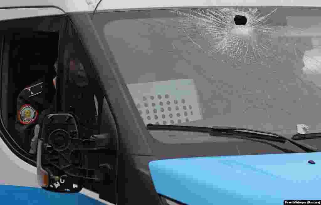 Полицейский в машине с простреленным лобовым стеклом. Алматы, 5 января 2022