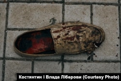29 июля, Николаев, окровавленная женская обувь рядом с остановкой транспорта, в результате удара по которой погибли пять мирных жителей. Фото Влады и Константина Либеровых