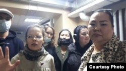 Правозащитница Надежда Низовкина (слева) и участники ее эфира о мобилизации задержаны полицией, Улан-Удэ