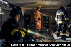 Николаев, 31 июля, спасатели в квартире жилого дома, разрушенного в результате российского обстрела. Фото Влады и Константина Либеровых