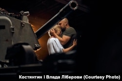 Украинский солдат обнимает свою невесту, фото Влады и Константина Либеровых