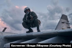Украинский военный летчик на крыле своего самолета, фото Влады и Константина Либеровых