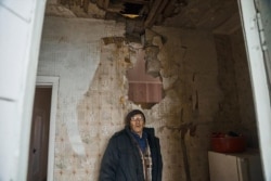 Шевченково, Харьковская область. Пожилой мужчина показывает разрушения в своем доме. Фото Влады и Константина Либеровых