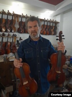 Игорь Гонтар со спасенными скрипками