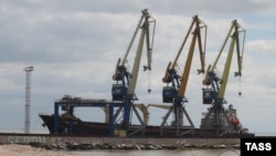 Вид на торговый порт Мариуполя 23 мая 2022 года