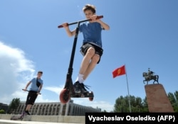 Дети на одной из центральных площадей Бишкека