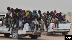 Пикапы с мигрантами, желающими добраться до Ливии и после попытаться попасть в Европу. Город Агадес на севере Нигера. 2021 год