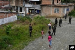 Колумбийский полицейский патруль в одном из поселений в отдаленной местности вблизи Дарьенского пробела. 2023 год