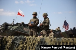 Польский и американский военнослужащий во время учений НАТО "Защитник Европы 2022", прошедших в Польше в конце мая