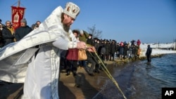 Освящение воды священником в Крыму