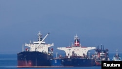 Нефтяной танкер Ice Energy под флагом Либерии перегружает сырую нефть с танкера Lana под иранским флагом, Греция, 26 мая 2022 года