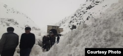 Таджикистан. Люди выбираются из туннеля после схода лавины