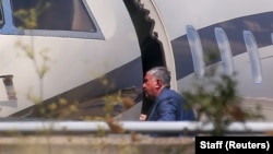 Пассажир, предположительно Игорь Сечин, поднимается на борт используемого "Роснефтью" самолета Bombardier 6000 с бортовым номером M-YOIL, Пальма-де-Майорка, 2018