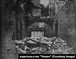 Руины сожжённого здания на еврейском участке Львова. Архив из книги