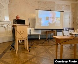 Алексей Цветков читает свое стихотворение “Борщ” на Тартусском фестивале Prima Vista 9 мая 2022 года, за 3 дня до смерти поэта
