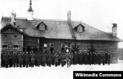 Северо-Ингерманландский полк в Кирьясало. Впереди в белой шапке – Эльвенгрен. 1920