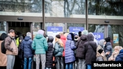 Украинские беженцы в центре приема беженцев в Риге, Латвия. Март 2022 года