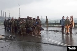 Украинские пленные рядом с заводом "Азовсталь"