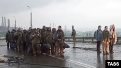Группа украинских пленных на "Азовстали"