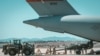 Американские гаубицы, предназначенные для украинской армии, загружаются на транспортный самолет на военной базе в Калифорнии