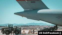Американские гаубицы, предназначенные для украинской армии, загружаются на транспортный самолет на военной базе в Калифорнии
