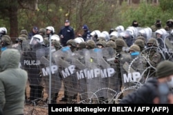 Польские пограничники и военные охраняют границу с Беларусью. Фотография сделана 8 ноября