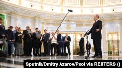 Владимир Путин дает пресс-конференцию в Ашхабаде