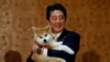 Синдзо Абэ в Москве с собакой японской породы акита ину, которую он тогда подарил российской фигуристке Алине Загитовой. 26 мая 2018 года