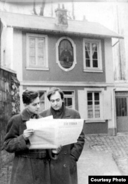 Д.Ф. Петров (справа) и И.А. Дулгов (будущий еп. Серафим), Париж, кон. 1940-х. Фото любезно предоставлено А. Корляковым (Париж)