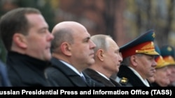 Премьер-министр РФ Михаил Мишустин, президент РФ Владимир Путин и министр обороны РФ Сергей Шойгу (слева направо)