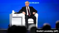 Владимир Путин на экономическом форуме в Петербурге, 17 июня 2022 года 