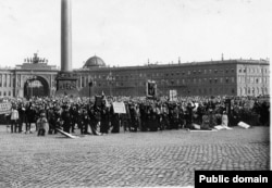 Патриотическая манифестация на Дворцовой площади в Петербурге 20 июля 1914 года