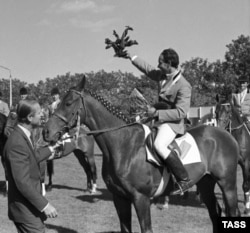 Принц Филипп, герцог Эдинбургский (слева), как президент Международной федерации конного спорта, находясь за штурвалом личного самолета, прилетел в Киев, где состоялся чемпионат Европы по конному троеборью. Киев, сентябрь 1973 года