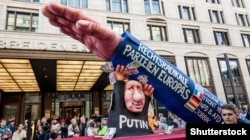 Протесты против действий российских лоббистов в Европе. Берлин, 2016 год