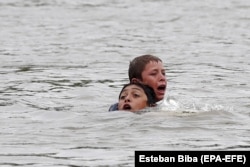 Попытка переплыть реку, отделяющую Мексику от Гватемалы. 20 октября 2018 года