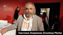 На пресс-конференцию в Венеции Виктор Косаковский пришел в рубашке с числом 111: столько дней голодал Олег Сенцов