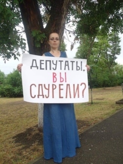 Яна Антонова на одном из пикетов в 2019 году