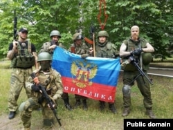 Алексей Мильчаков (второй справа) с пророссийскими боевиками на востоке Украины в 2014 году.