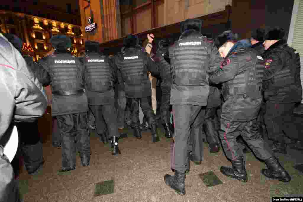 Цепь полицейских оттесняет собравшихся от Государственной думы России